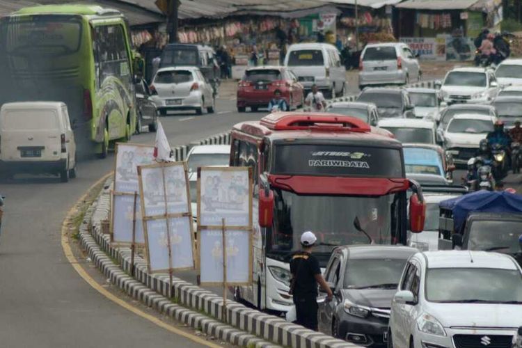 Arus lalu lintas di Kawasan Nagreg hingga H+3 lebaran masih terpantau landai. Angka kendaraan yang melintas terhitung masih flukuatif.