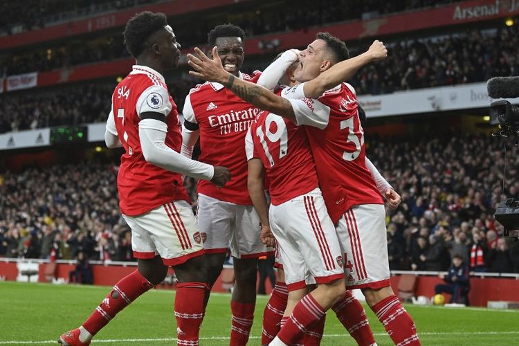 Para pemain Arsenal merayakan gol Leandro Trossard saat melawan Brentford pada pekan ke-23 Liga Inggris 2022-2023 di Stadion Emirates, Sabtu (11/2/2023) malam WIB. Duel Arsenal vs Brentford tuntas dengan skor 1-1. Artikel ini memuat klasemen Liga Inggris. (Foto oleh JUSTIN TALLIS / AFP) 