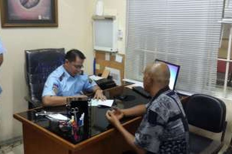 Petugas Kemenkumham mendata Labora Sitorus setibanya di LP Cipinang, Senin (07/03/16).