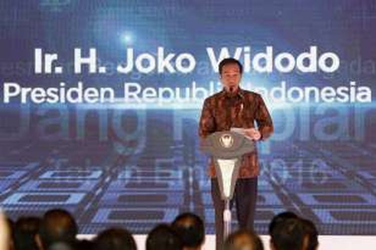 Presiden Joko Widodo saat meresmikan peluncuran uang rupiah baru di Gedung Bank Indonesia, Senin (19/12/2016). Bank Indonesia meluncurkan uang NKRI baru dengan menampilkan 12 pahlawan nasional, Adapun uang desain baru yang diluncurkan hari ini mencakup tujuh pecahan uang rupiah kertas dan empat pecahan uang rupiah logam.