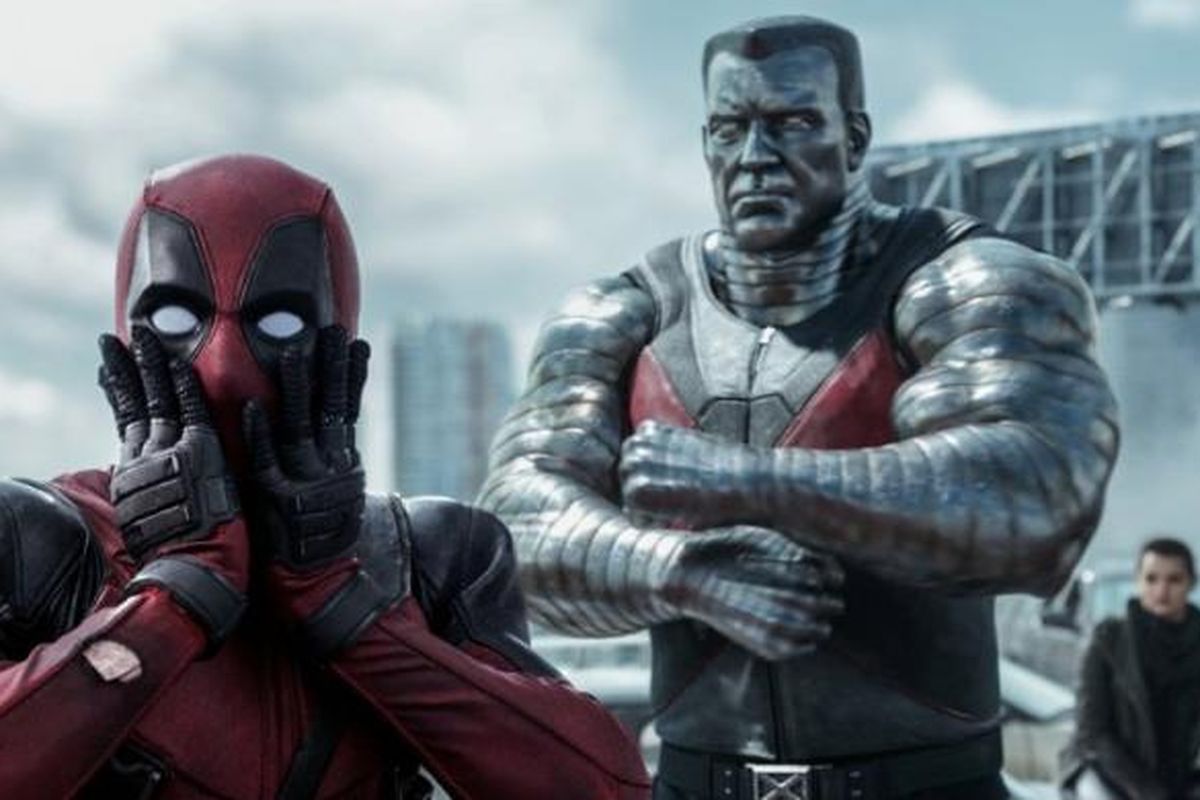 Ryan Reynolds (Deadpool) dan Stefan Kapicic (Colossus) beraksi dalam Deadpool.