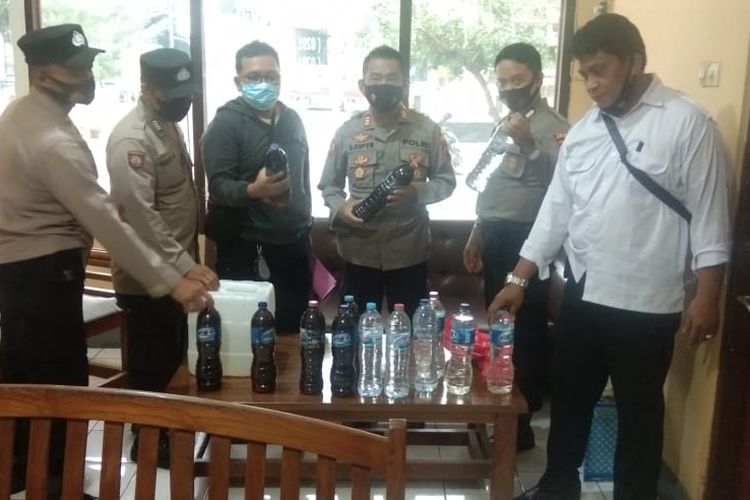 Kepolisian menunjukkan barangbukti miras oplosan dari pemilik warung angkringan di Desa Karanggondang, Kecamatan Mlonggo, Kabupaten Jepara, Jawa Tengah, Rabu (2/2/2022).