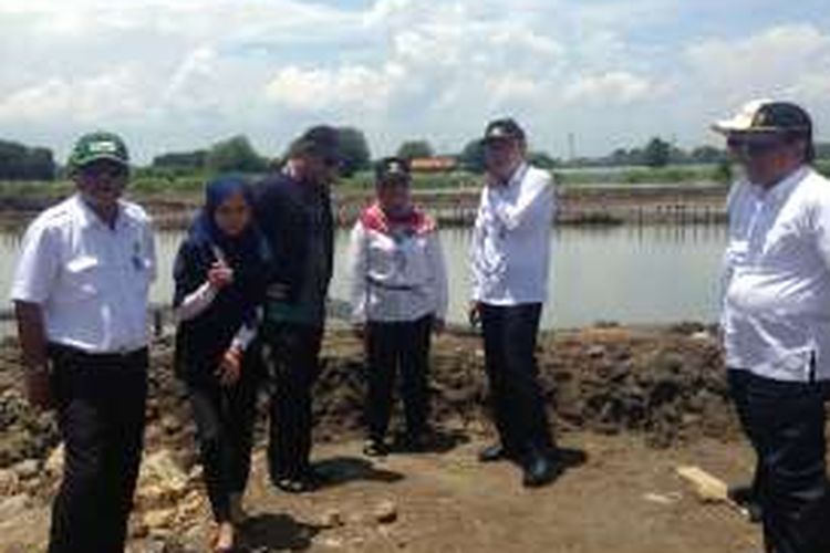 Tim dari Ditjen SDA Kementerian PUPR melakukan kunjungan kerja dengan meninjau sejumlah rencana proyek pembangunan di Semarang dan Demak, Selasa (20/9/2016)
