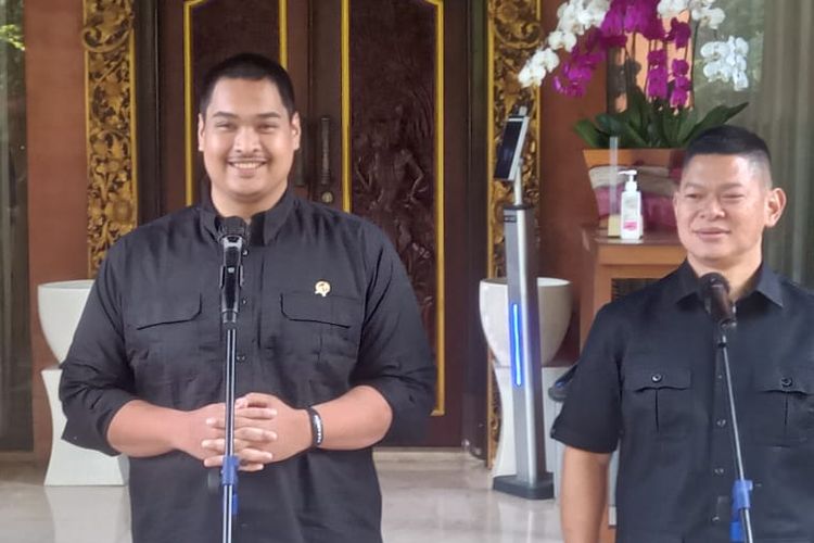 Gubernur Bali I Wayan Koster bersama Menteri Pemuda dan Olahraga (Menpora), Ario Bimo Nandito Ariotedjo atau Dito Ariotedjo, dan Ketua Komite Olimpiade Indonesia, Raja Sapta Oktohari, usai melakukan pertemuan di Rumah Jabatan Gubernur Jayasabha, Denpasar, Bali,  pada Jumat (14/4/2023). Pertemuan membahas perhelatan World Beach Game (AWBG)  2023 yang digelar di Bali pada Agustus 2023 mendatang.  Terkini, Dito Ariotedjo mengumumkan Indonesia mengirim 599 atlet ke SEA Games 2023/Istimewa