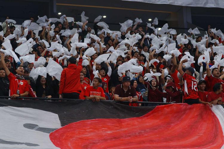 Antusiasme pendukung timnas futsal Indonesia dalam ajang AFC Futsal ASIAN CUP 2026 di Indonesia Arena, Jakarta Pusat, Sabtu (31/1/2026).