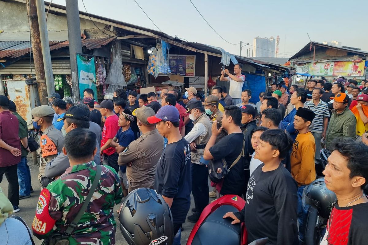 Sejumlah PKL di sejajar rel di Pasar Kemiri, Beji, menolak ditertibkan Satpol PP Depok pada Selasa (5/7/2022).(istimewa).