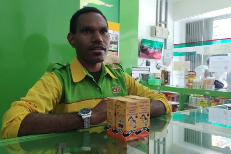 Salah satu pekerja di Apotek K-24 Bucen 2, memperlihatkan beberapa produk obat sirup yang dilarang BPOM. Produk itu sudah tidak dijual, tetapi belum ditarik oleh pemasoknya, Jayapura, Papua, Rabu (26/10/2022)