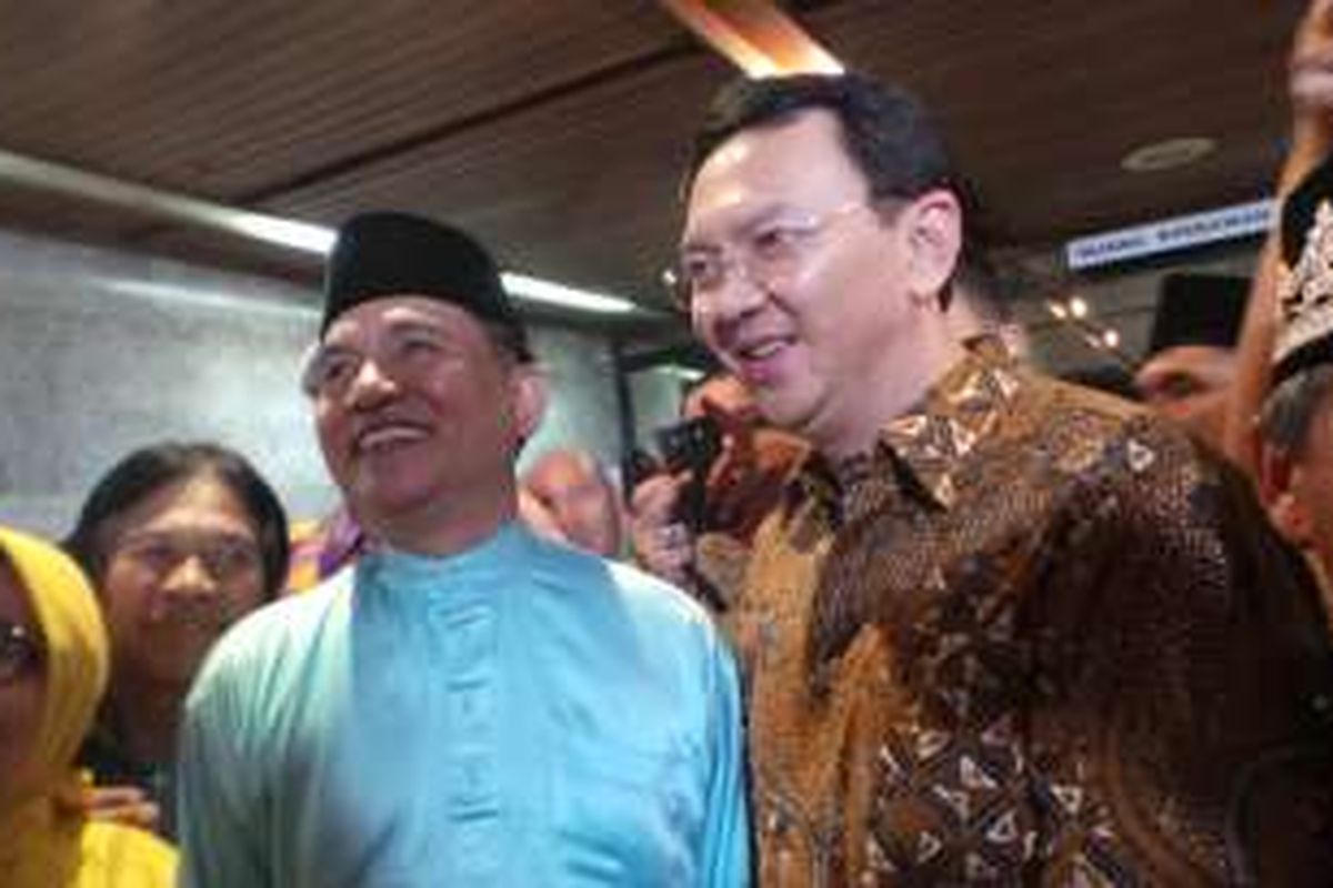 Gubernur DKI Jakarta Basuki Tjahaja Purnama atau Ahok (pakai batik) saat bertemu dengan pakar tata negara Yusril Ihza Mahendra (pakai baju biru) di halalbihalal masyarakat Belitong, di kantor Kementerian Kehutanan dan LH, Jakarta Pusat, Minggu (28/8/2016).