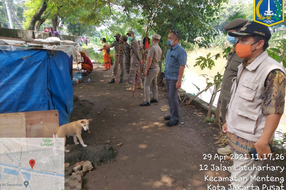 Petugas gabungan membongkar sejumlah gubuk liar yang berada di balik tembok Kanal Banjir Barat, Jalan Latuharhary, Menteng, Jakarta Pusat, Kamis (29/4/2021). 