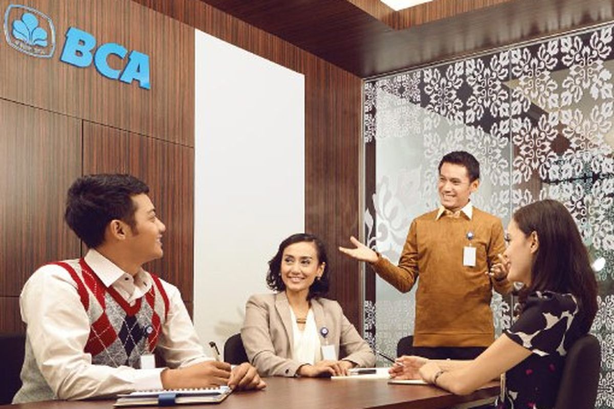 Karyawan Bank BCA.