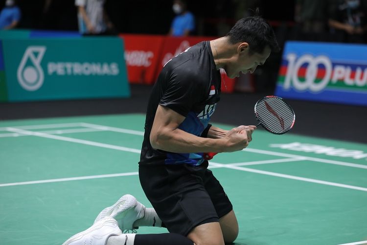 Jonatan Christie usai mengalahkan Prannoy H.S (India) pada laga perempat final Malaysia Open 2022 di Axiata Arena, Kuala Lumpur, Jumat (1/7/2022). 