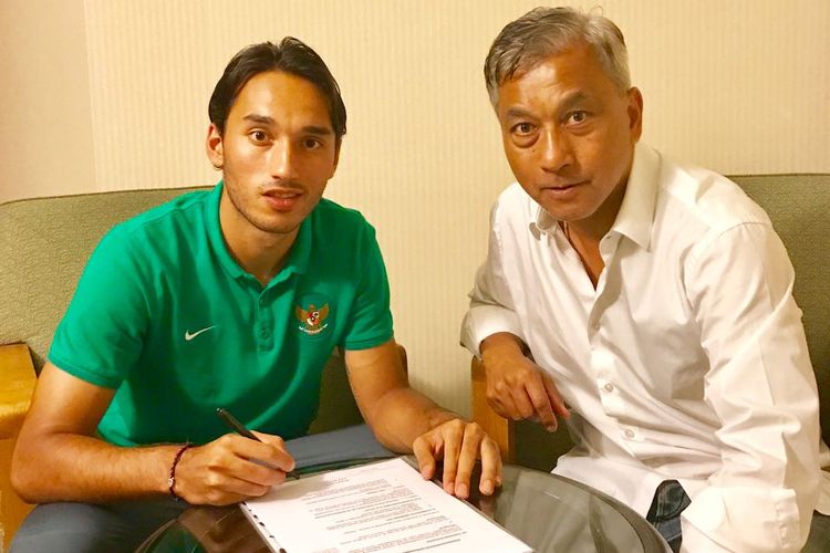 Ezra Walian (kiri) menandatangani pra-kontrak dengan Almere City, Minggu (27/8/2017).