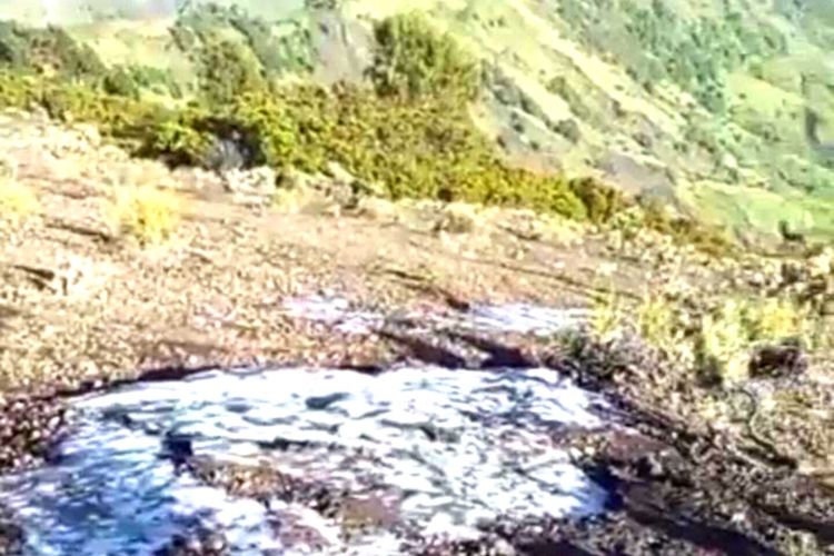 tangkap layar video bongkahan es ditemukan di puncak Rinjani
