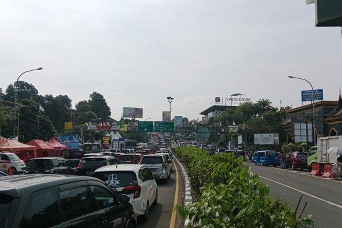 Kondisi lalu lintas di Simpang Gadog yang sedang diberlakukan one way menuju Puncak Bogor, Sabtu (29/4/2023). 