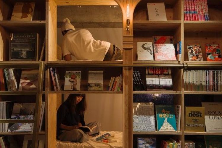 Hostel Books and Beds di Tokyo, Jepang.