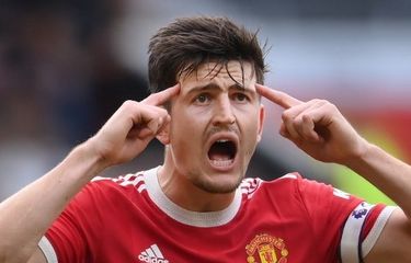 Aksi kapten Manchester United, Harry Maguire, dalam laga Man United vs Aston Villa, Sabtu (25/9/2021) di Old Trafford.