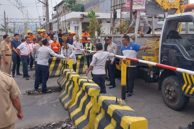 Pelintasan MA Salmun Bogor Ditutup Permanen, Khusus Warga Samping Rel Masih Bisa Lewat