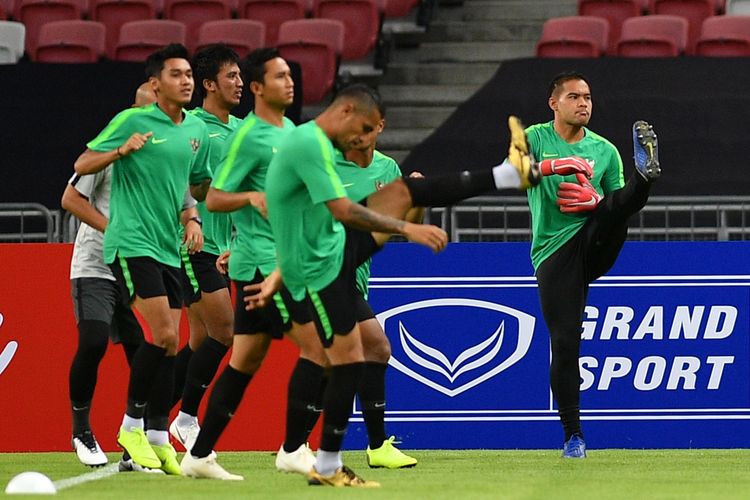 Kiper timnas Indonesia Andritany (kanan) dan sejumlah pemain berlatih di Stadion Nasional, Singapura, Kamis (8/11/2018). Timnas Indonesia akan menjalani laga perdana penyisihan grub B Piala AFF 2018 melawan timnas Singapura di Stadion Nasional, Singapura pada Jumat 9 November 2018.  