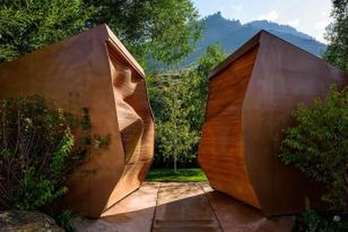 Toilet umum di Minturn, Colorado, Amerika Serikat tampak dari depan. Dua toilet dengan pintu masuk seperti menuju tambang dibuat saling berhadapan.