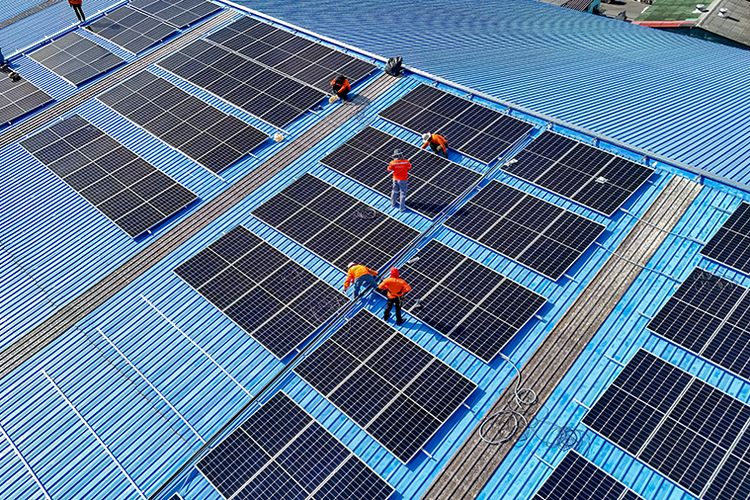 Pembangkit listrik tenaga surya (PLTS) atap di pabrik PT Kalbe Farma Tbk (Kalbe) di Cikampek.