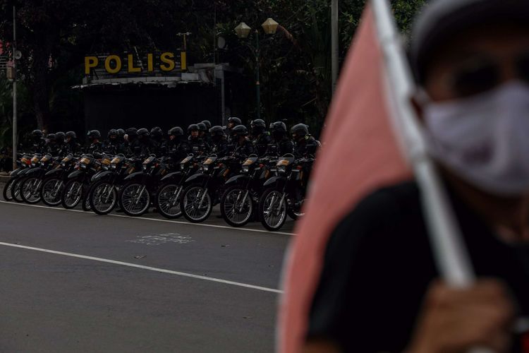 Polisi mengamankan aksi unjuk rasa di jalan Medan Merdeka Barat tepatnya depan Gedung Sapta Pesona mengarah ke Istana Negara, Jakarta Pusat, Senin (12/10/2020). Massa dari Konfederasi Serikat Buruh Seluruh Indonesia (KSBSI) menggelar aksi unjuk rasa menolak pengesahan omnibus law Undang-Undang Cipta Kerja.