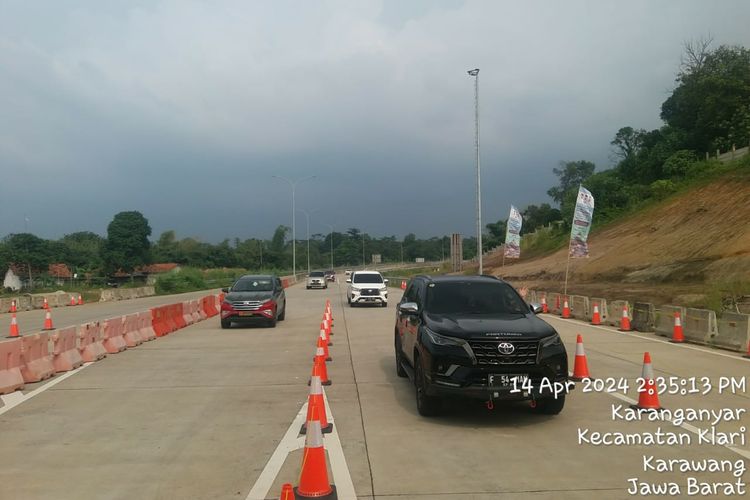 Jalur fungsional Jalan Tol Jakarta-Cikampek II Selatan (Japek II Selatan) Segmen Sadang sampai dengan Kutanegara arah Jakarta sudah dibuka sejak Minggu (14/4/2024) siang. 
