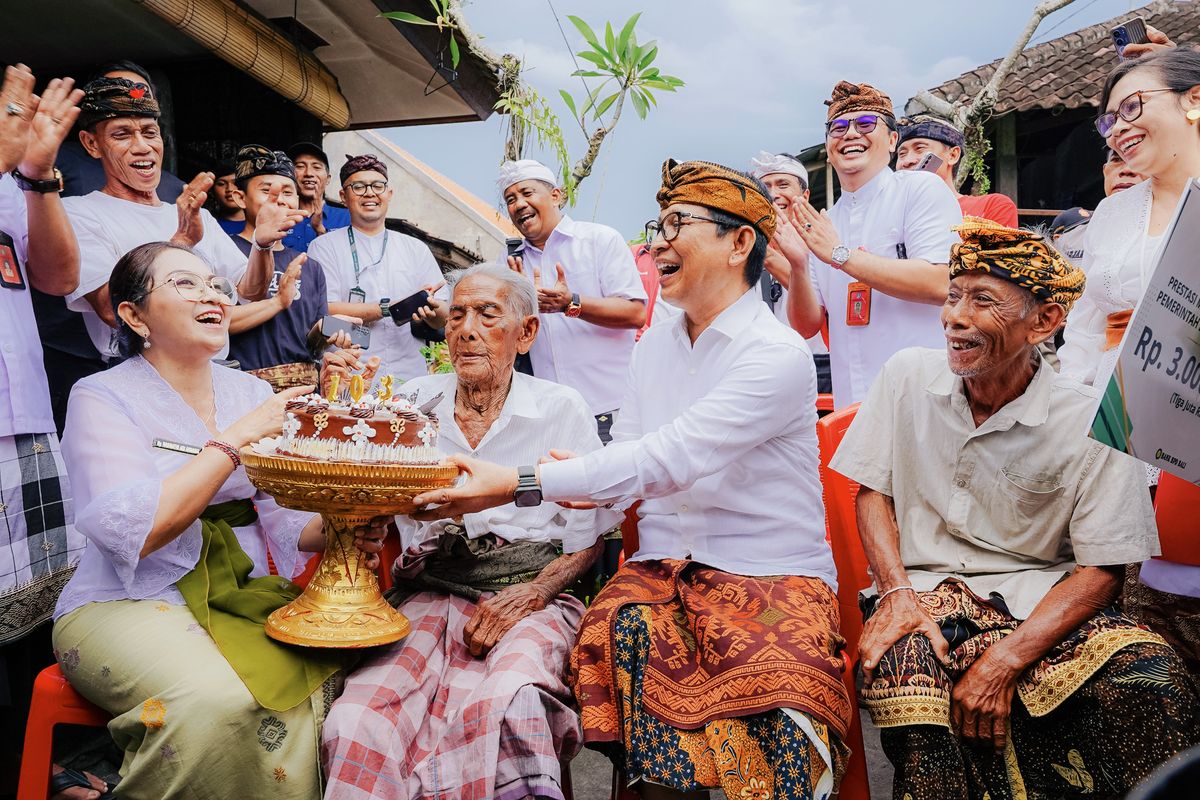 Bupati Badung I Wayan Adi Arnawa menyerahkan penghargaan kepada lansia yang melampaui usia harapan hidup sebagai bentuk apresiasi dan perhatian pemerintah daerah.