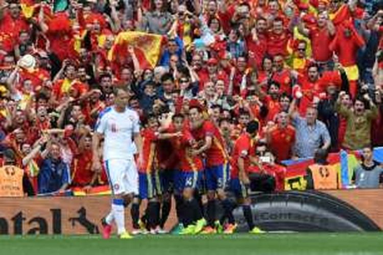 Para pemain Spanyol merayakan gol Gerard Pique ke gawang Rep. Ceko pada laga pertama Grup D Piala Eropa 2016, Senin (13/6/2016). 