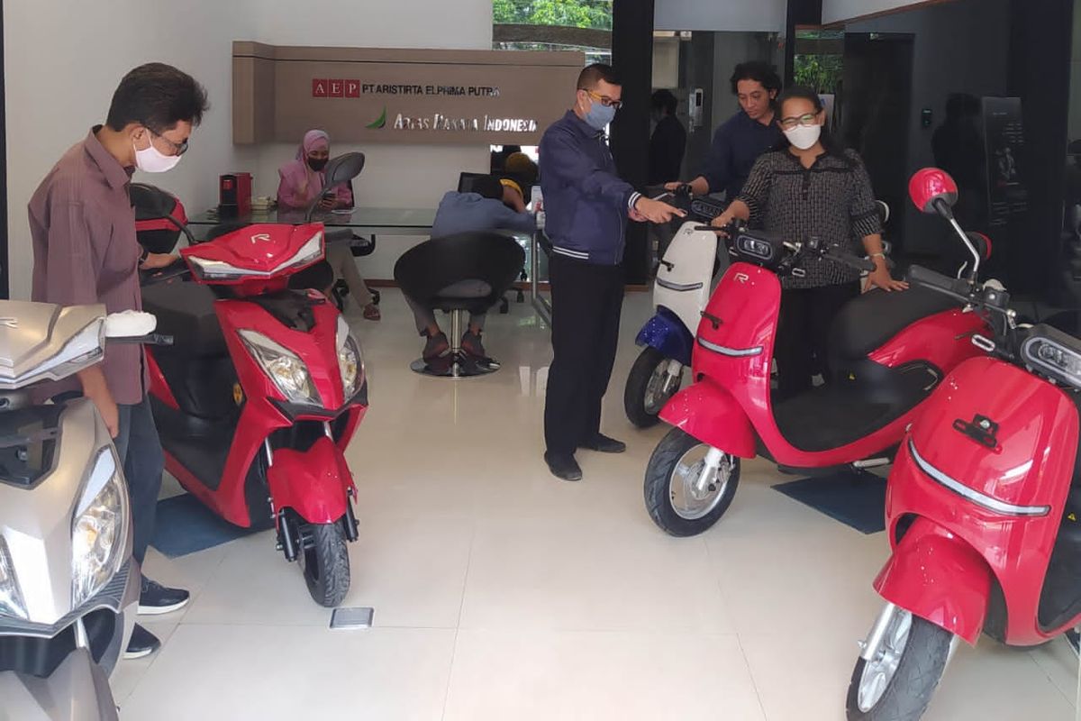 Motor listrik Rakata Motorcycle hadir dengan dua model, yakni Rakata X5 dan Rakata S9