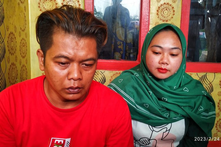 Iman (39), ayah dari MA (13). siswa baru SMPN 1 Ciambar, Sukabumi yang meninggal dunia diduga tenggelam di sungai Cileuleuy, Sabtu (22/7/2023) sore. Iman didampingi tante korban saat ditemui di rumahnya di Kampung Selaawi, Desa Cibunarjaya, Kecamatan Ciambar, Sukabumi, Jawa Barat, Senin (24/7/2023).