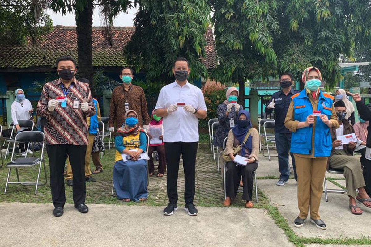 Pembagian Kartu Keluarga Sejahtera di Tangerang Selatan.