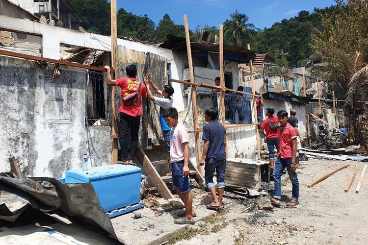 Sejumlah warga terlihat memperbaiki bangunan pasca-kerusuhan di Jayapura, Sabtu (31/8/2019). Banyak bangunan rusak setelah aksi anarkis massa pada kerusuhan Kamis (29/8/2019) kemarin.