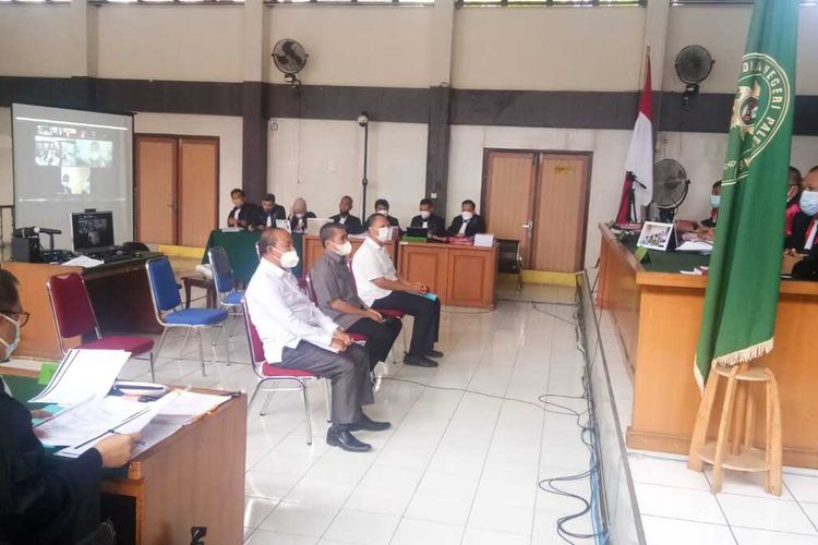 Wakil Bupati Kabupaten Ogan Ilir Ardani (tengah) sedang duduk di kursi pesakitan sebagai saksi untuk sidang mangkraknya pembangunan masjid Sriwijaya di Pengadilan Negeri Kelas 1 Palembang, Selasa (31/8/2021).