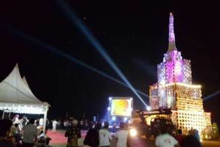 Penampakan kue tradisional Makassar yang dikenal Bipang setinggi 19 meter yang dibuat oleh siswa SMK saat dipamerkan pada malam puncak festival pelajar di Anjungan Pantai Losari, Minggu (16/10/2016) malam.