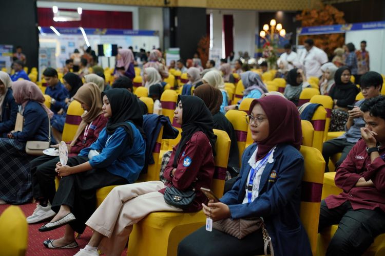 Sejumlah mahasiswa mengikuti rangkaian kegiatan Kampus Merdeka Fair 2024 di Auditorium Universitas PGRI Sumatera Barat, Kamis (30/5/2024)