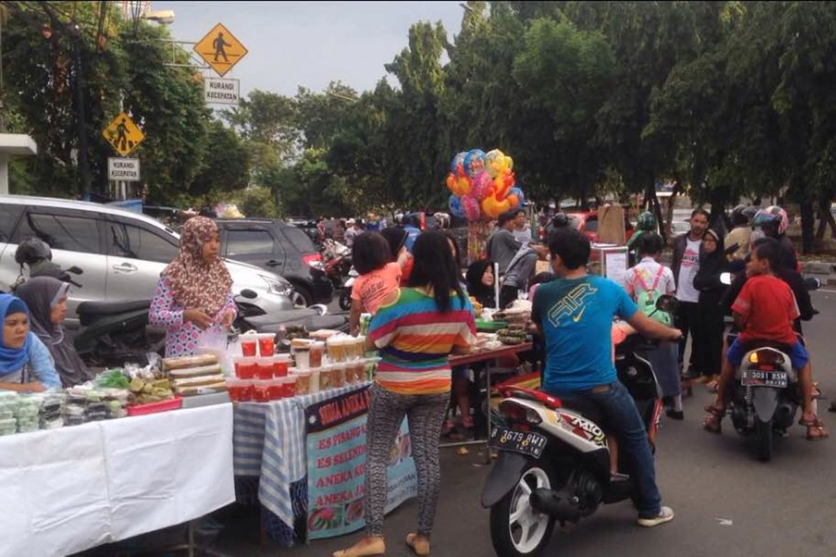 Para penjual makanan dan minuman di sepanjang ruas Jalan Panjang, Kebon Jeruk, Jakarta Barat, Selasa (30/5/2017), menjelang buka puasa. 