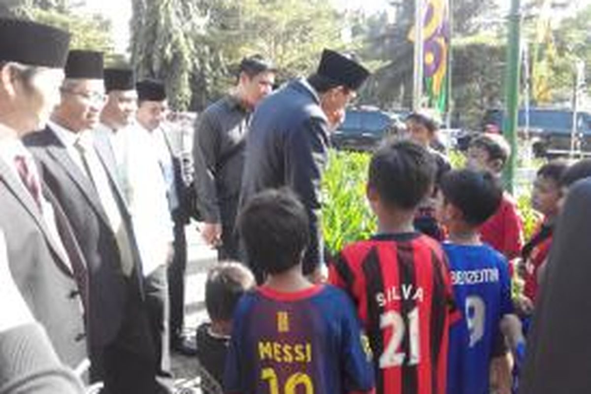 Plt Gubernur DKI Jakarta Basuki Tjahaja Purnama saat didatangi sejumlah anak-anak, di TPU Karet Bivak, Jakarta Pusat, Jumat (20/6/2014)