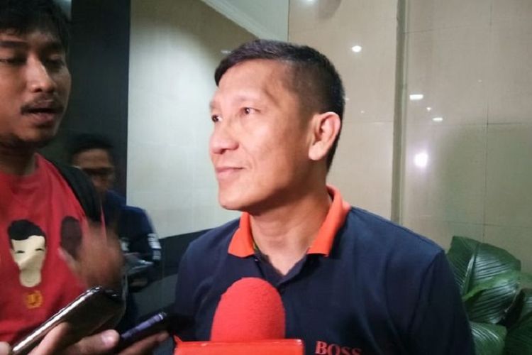 Presiden Persija Jakarta, Ferry Paulus, memberikan keterangan kepada awak media di Kantor Kementerian PAN-RB, Sudirman, Jakarta Selatan, Jumat (8/2/2019)
