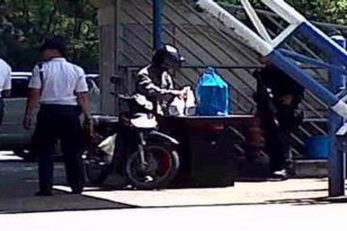 JAKARTA, KOMPAS.com-Kantor Badan Narkotika Nasional (BNN) hari ini dijaga oleh pasukan Densus 88, yang ditempatkan di beberapa sudut BNN. Di gerbang depan, ditempatkan tiga anggota Densus 88 dan lima petugas keamanan. Semua kendaraan baik mobil maupun motor, serta orang yang masuk ikut digeledah barang bawaan mereka dengan 