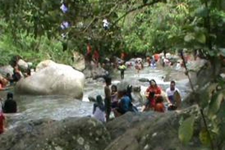 Obyek wisata alam dan pantai jadi pilihan favorit warga dan siswa sekolah di Polewali Mandar, Sulawesi Barat, sebagai obyek wisata pilihan. 