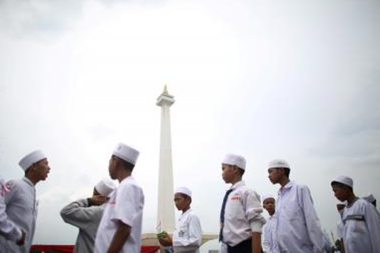 Peserta beraktivitas seusai mengikuti peringatan Hari Santri Nasional yang diselenggarakan Pengurus Besar Nahdlatul Ulama di kawasan Monumen Nasional, Jakarta, Sabtu (22/10/2016). Peringatan Hari Santri Nasional ini bertujuan untuk meneladani perjuangan pendahulu dalam membangun semangat keindonesiaan.