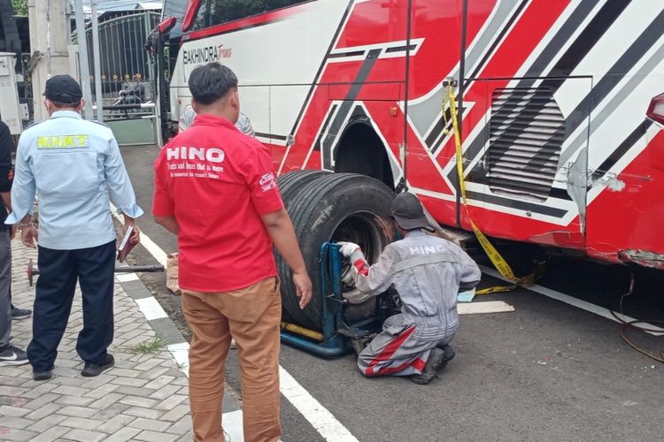 Bus pariwisata dengan nomor polisi DK 7942 GB yang terlibat kecelakaan maut di Kota Batu, Jawa Timur dilakukan pemeriksaan di Mapolres Batu, Jumat (10/1/2025).