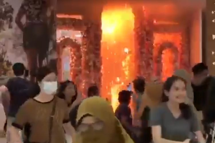 Trans Studio Mal Makassar terbakar, Senin (24/4/2023). Pengunjung mal panik berhamburan menyelamatkan diri.