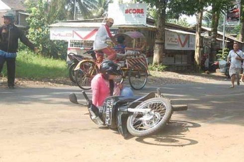 Simak Teknik Mengerem Motor yang Aman di Jalan Licin