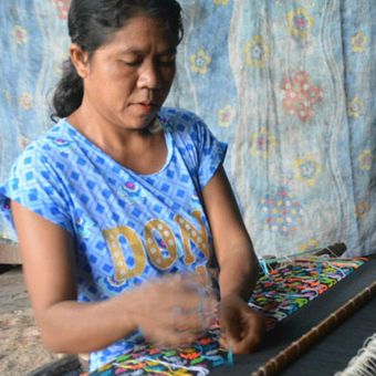 Perempuan Flores sedang menenun, Senin (29/1/2018).