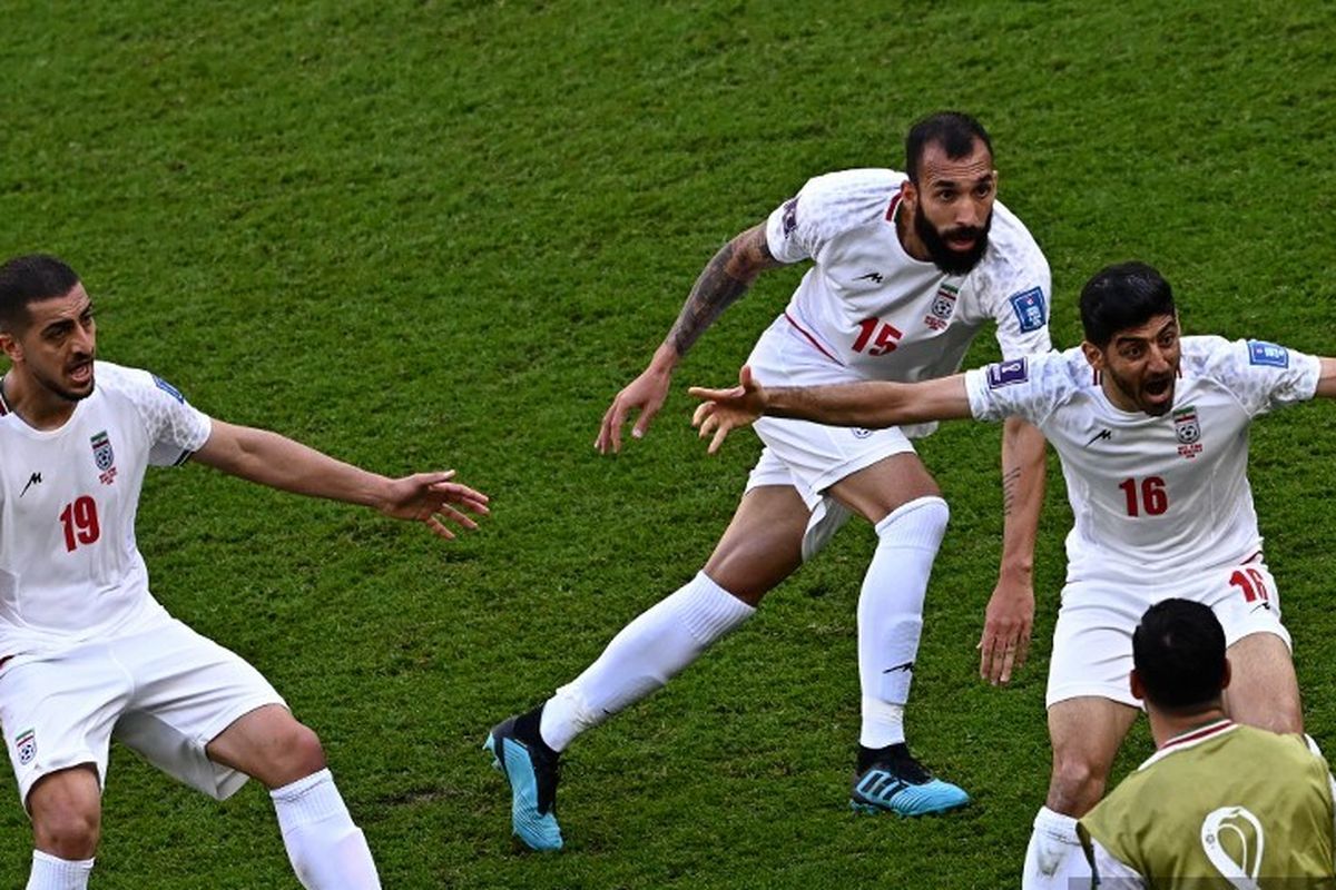 Bek Iran Roozbeh Cheshmi merayakan gol pertama timnya pada pertandingan Grup B Piala Dunia 2022 Qatar antara Wales vs Iran di Stadion Ahmad Bin Ali di Al-Rayyan, barat Doha, pada Jumat 25 November 2022. 