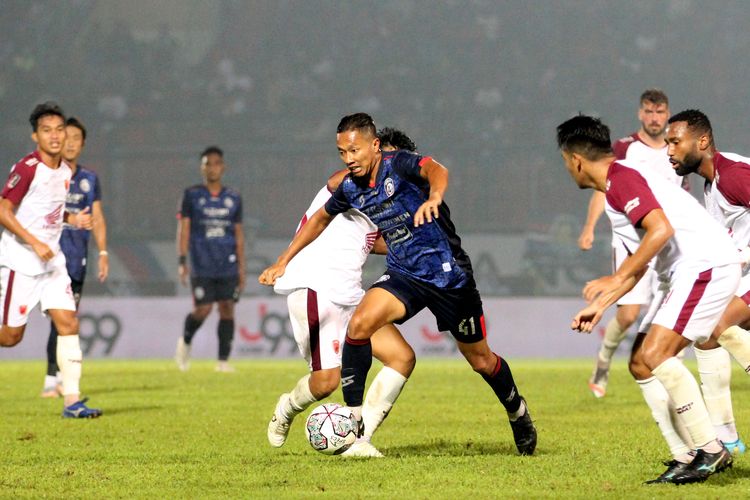 Pemain Arema FC Dendi Santoso berhasil keluar dari penjagaan pemain PSM Makassar saat pertandingan babak penyisihan grup D Piala Presiden 2022 yang berakhir dengan skor 0-1 di Stadion Kanjuruhan Kepanjen Kabupaten Malang, Sabtu (11/6/2022) malam.