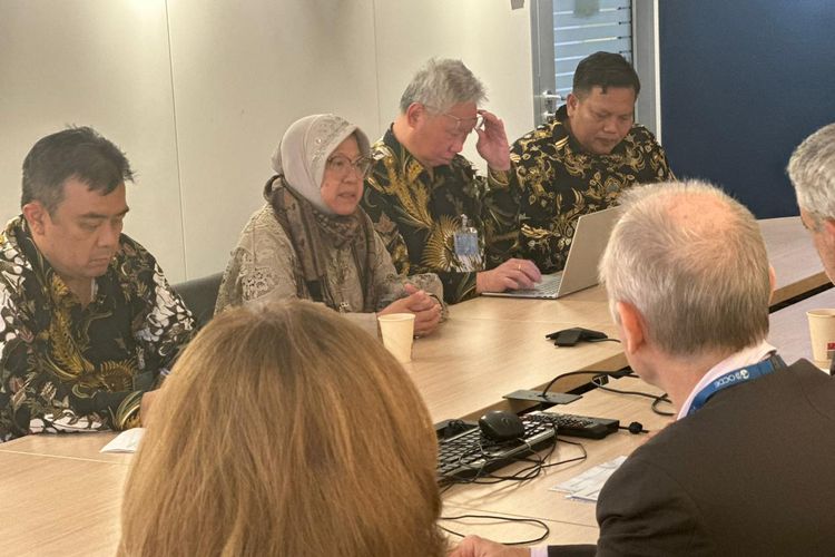 Mensos Risma bersama dengan Sekjen dan Staf Khusus Kemensos dalam pertemuan bilateral bersama Direktur Pusat Pengembangan OECD Ragnheidur Elin Arnadottir (Ragga) dan Direktur Urusan Tenaga Kerja dan Sosial OECD, Stefano Scarpetta serta staf-staf OECD.