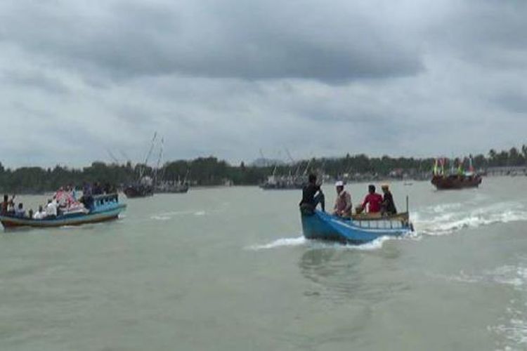 Perahu perahu nelayan ikut meramaikan tradisi syukur laut di Desa Batu Belubang Bangka Tengah, Kepulauan Bangka Belitung