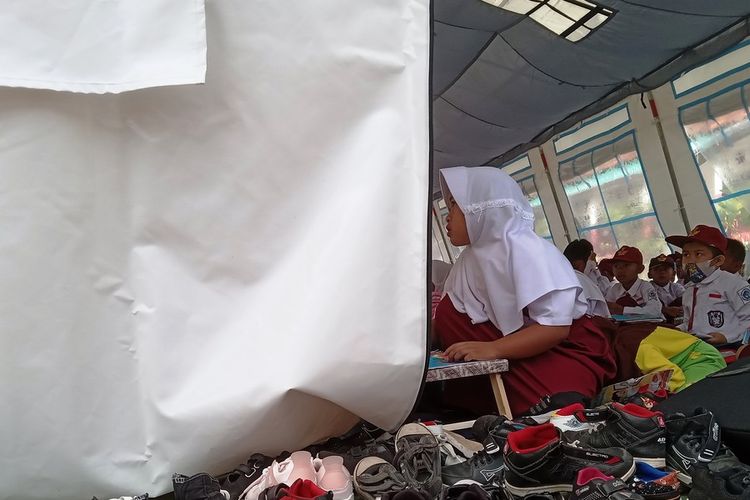 Ratusan murid SDN Sukatani, Cibeber, Kabupaten Cianjur, Jawa Barat, terpaksa belajar di tenda darurat, karena beberapa ruang kelas sekolah ini rusak diguncang gempabumi beberapa waktu lalu.